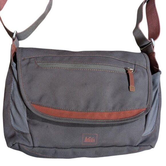 REI Purse with adjustable shoulder strap - magnetic closure - Picture 4 of 9